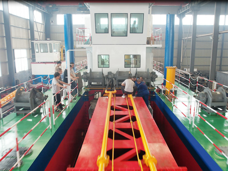 Adjustable Suction Pipe Diameter Underwater Suction Dredge Self propelled Or Towed By A Tugboat