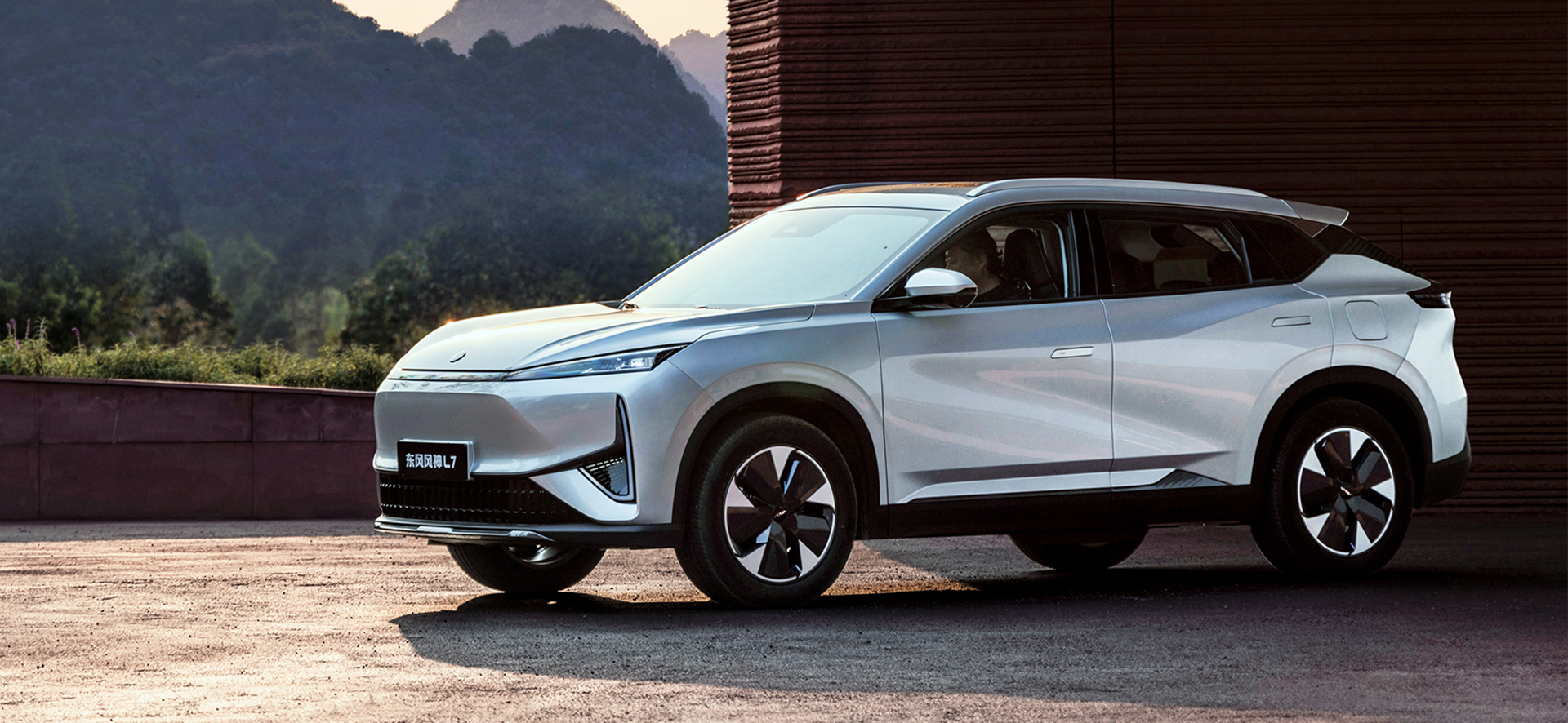 Plug-in Hybrid Dongfeng L7 EV 518 Pro Long-Range Electric SUV Mini Car Fast Charge 0.43 Hours Dongfeng Energy Vehicles