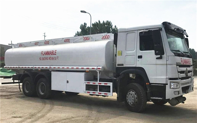 Environmentally Friendly Fuel Tank Tanker , Sinotruk Howo 20000 Liters 6000 Gallon Diesel Oil Transporter