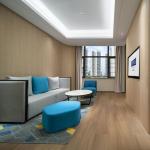 Fully Assembled Hotel Guest Room Furniture Packages Set Customized Shape