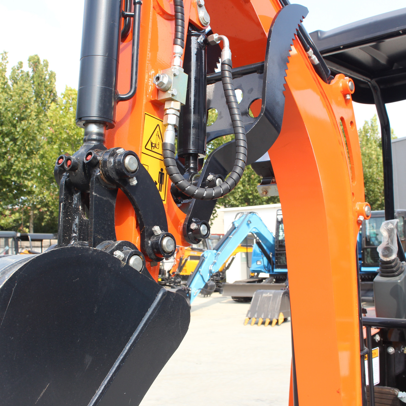 Miniature Earth Mover Mini Digger Excavator 2T For Digging And Lifting