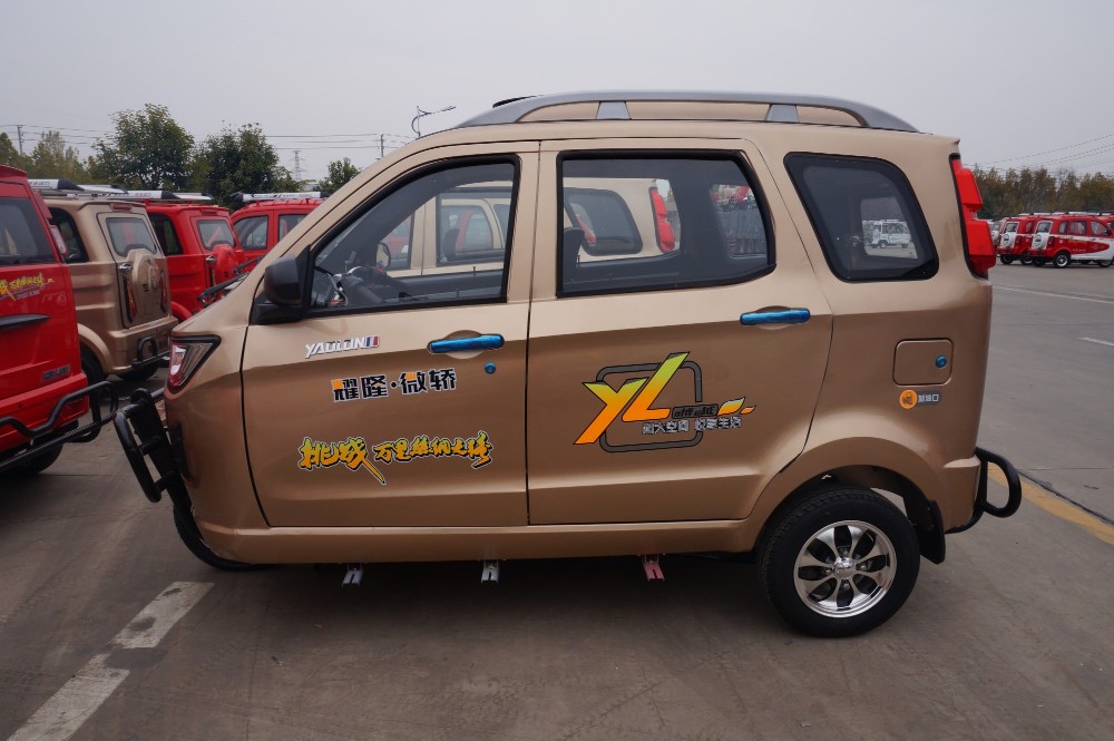 China200cc Luxury Vacuum Truck Luoyang Closed Cabin 3 Wheel CarTuc Tuc Scooter Passenger Tricycle Petrol Type