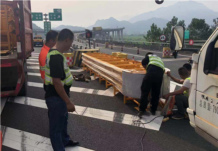 Roadway Safety Barrier Galvanized And Powder Coated Guardrails For Highways