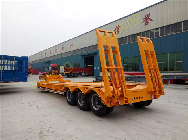 50000 Kilograms Low Bed Semi Trailer FUWA Tri-Axles Mechanical Suspension