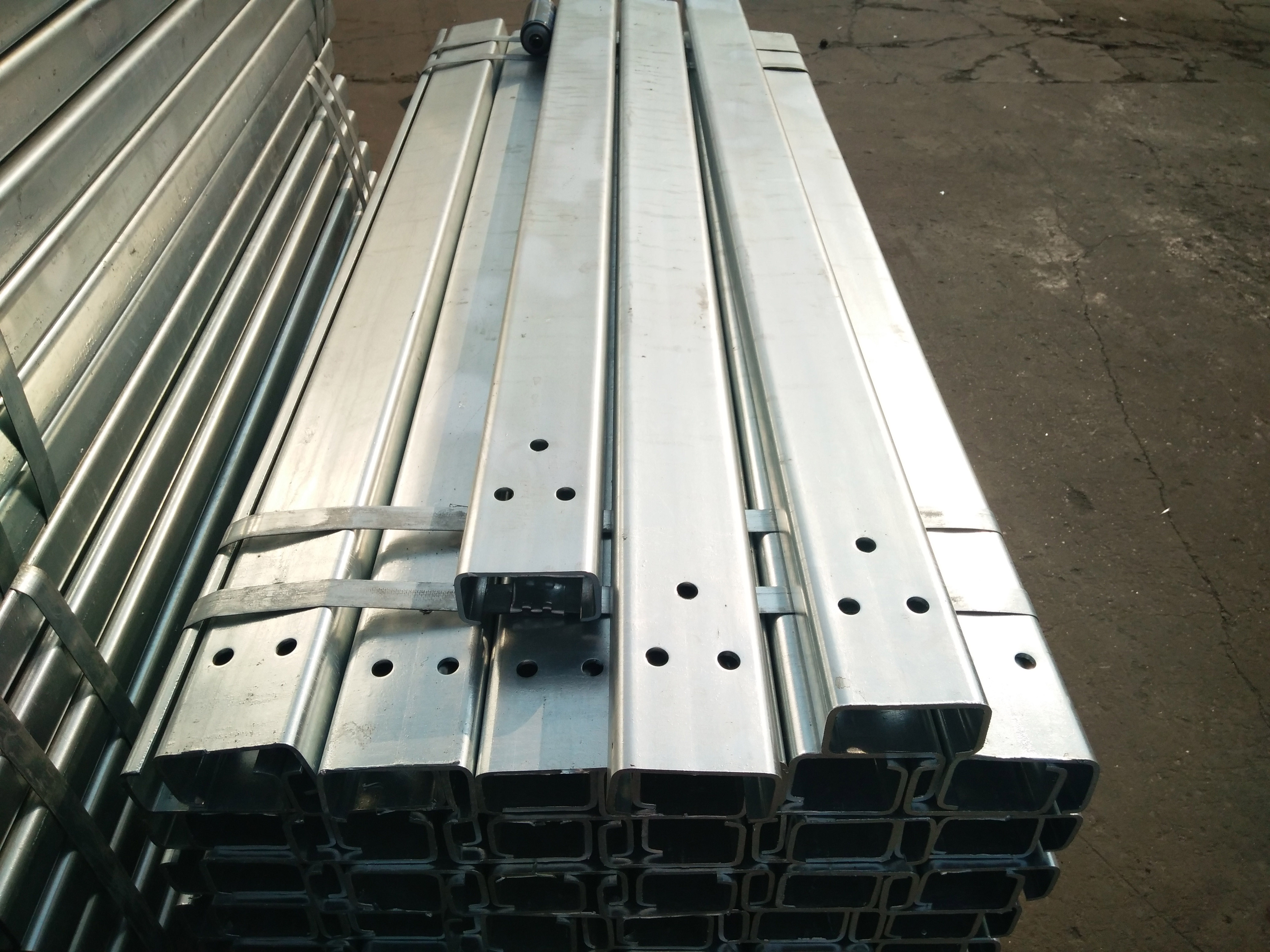 Roadway Safety Hot Dip Galvanized Steel Guardrail Crash Barrier C Post for Protection