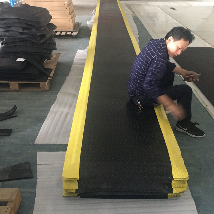 Interlocking 0.9*0.6m 15mm ESD Conductive Anti Fatigue Mat