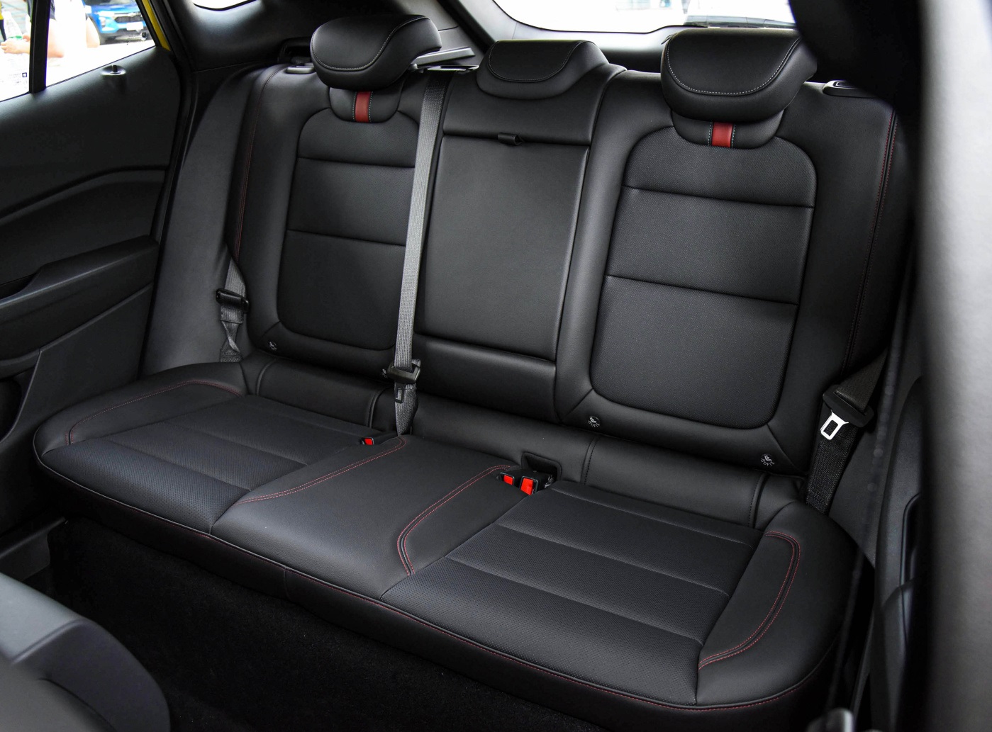 2024 Chevrolet Seeker 5 Door 5 Seat SUV Gasoline Motor Car 1.5T Sport Car for Adult Electric Copilot Seat Adjustment
