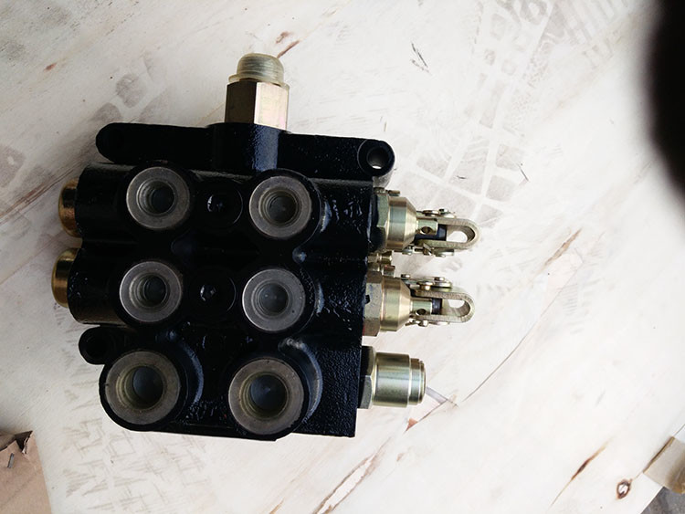 YTO tractor fitting two-piece multi-way valve is suitable for 70/80/90