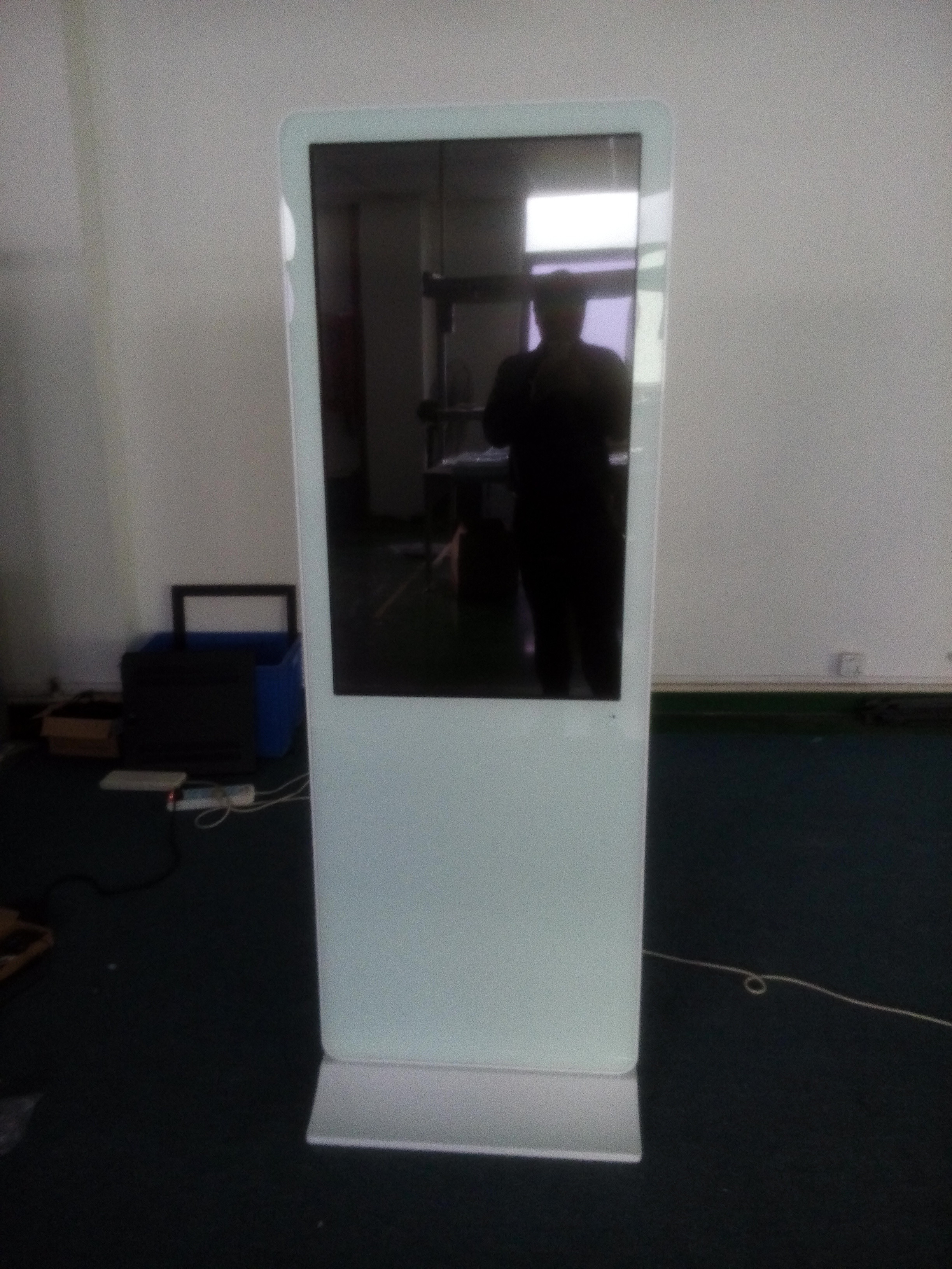 75 inch indoor super slim Touchscreen Kiosk Display Totem Free Standing with white color