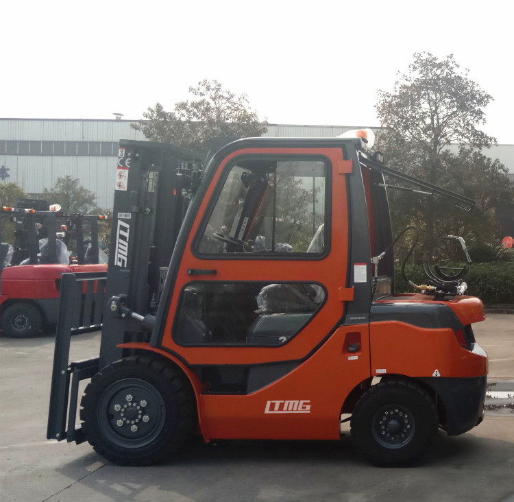 Side Shift 3 .5 Ton Gas Powered Forklift , 4 Wheel Drive Forklift With Cabin