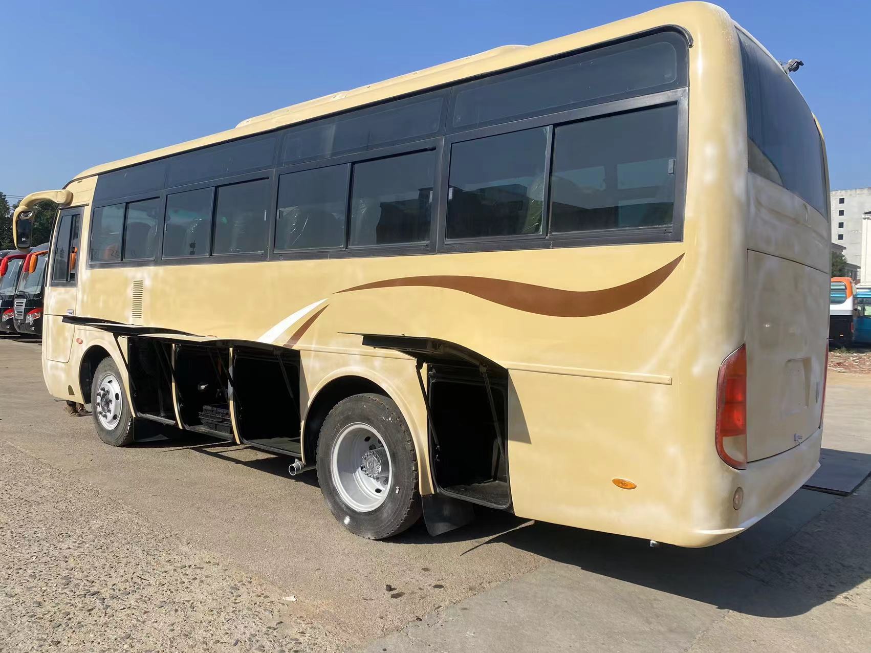 Left Hand Drive Coach Buses 30-35 Seats Euro 3 Emission Standard 6-8L Engine Capacity