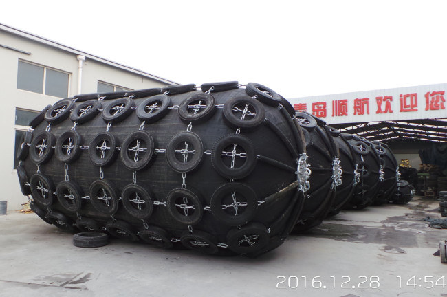 Ship Berthing Pneumatic Rubber Fenders Yokohama 80kpa Boat Net Type