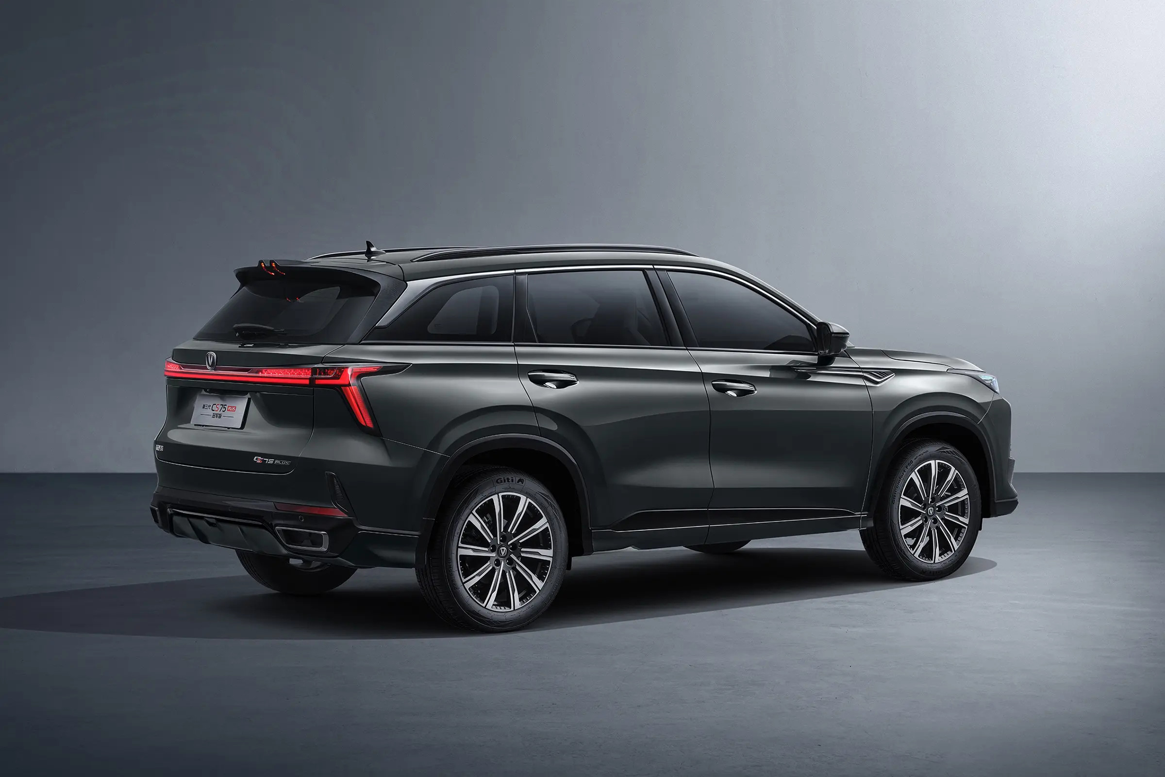 143Nm Torque Changan Petrol Car CS75 Plus Sleek Lines Dynamic Curves