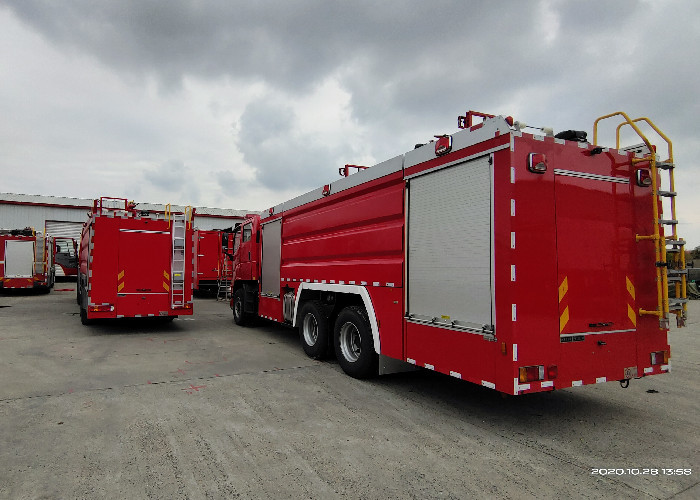 Howo 90km/H Water Tanker Fire Truck with Flat Top Four-Door Lengthen Cab
