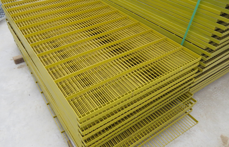 Grid plate for pigeon shed