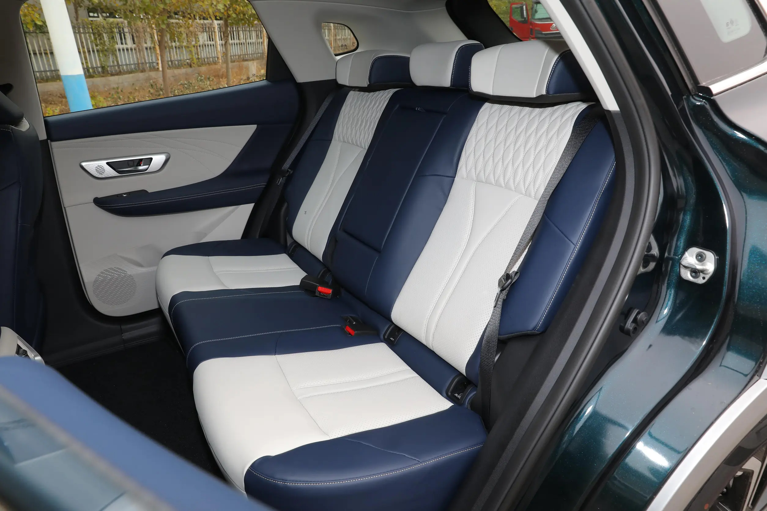 Experience the Ultimate Comfort and Performance with DONGFENG AEOLUS HUGE 1.5L Hybrid Passenger Car