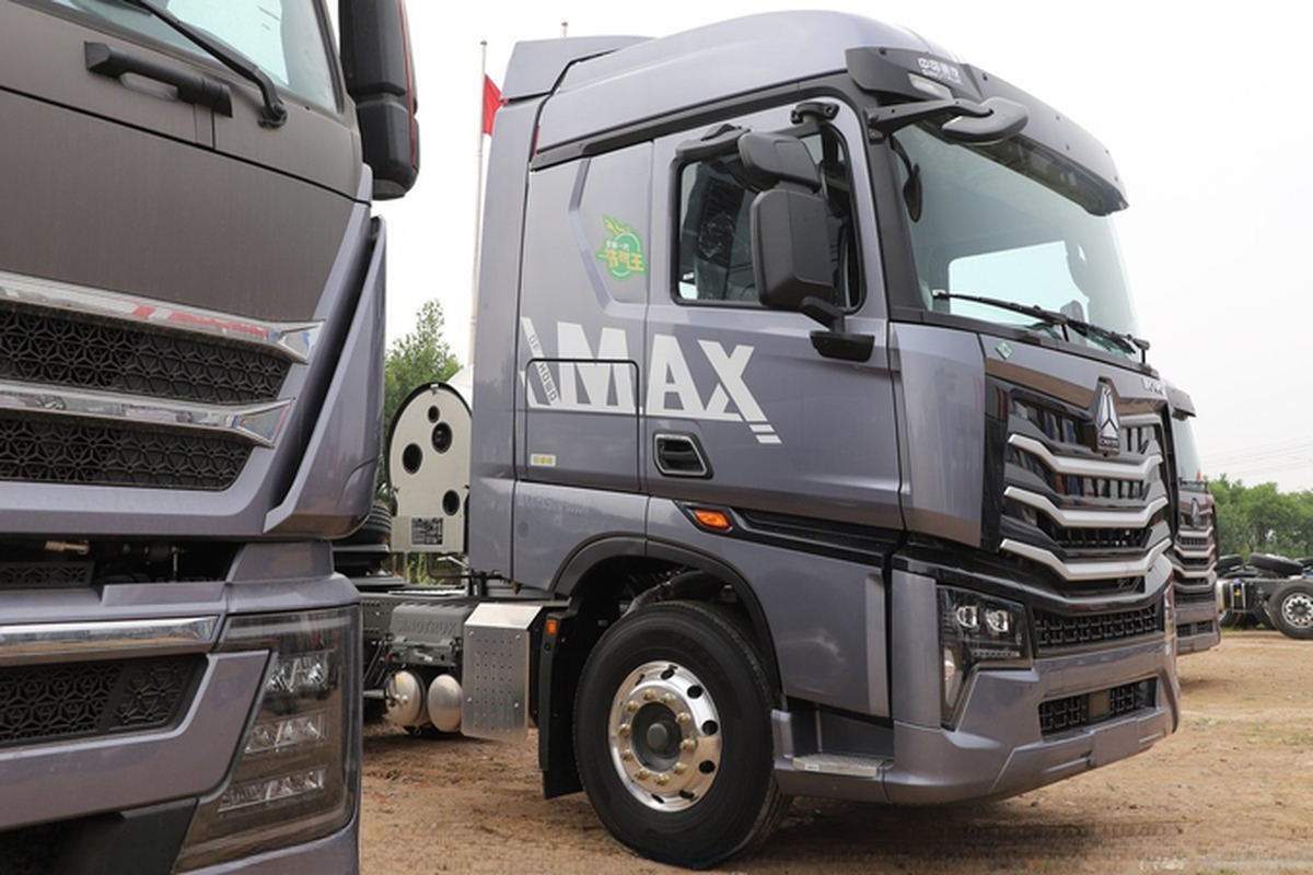 Left Steering Sinotruk Special Vehicle Used Sinotruk HOWO MAX 6X4 530hp LNG Tractor