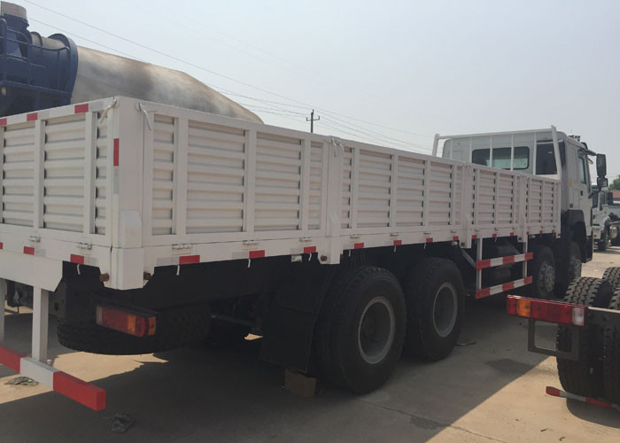 8X4 RHD Cargo Truck 30 - 60 Tons Euro 2 336HP High Security For Logistic Industry