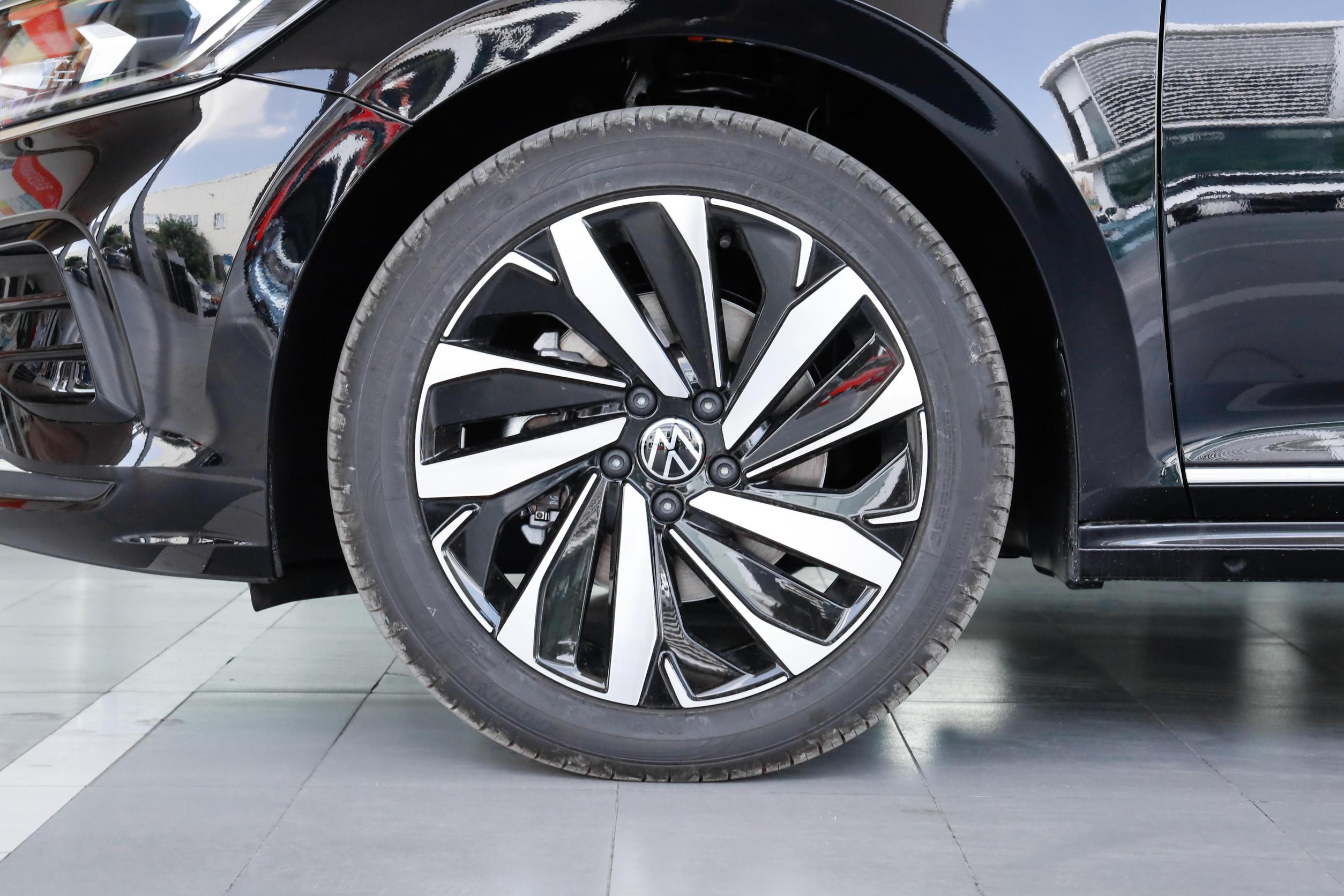 VW Pa-ssat 330TSI LED IQ. Light 2.0T Turbo 2023 Euro VI Sedan with Integral Body Cabin Structure and Electric Leather ACC