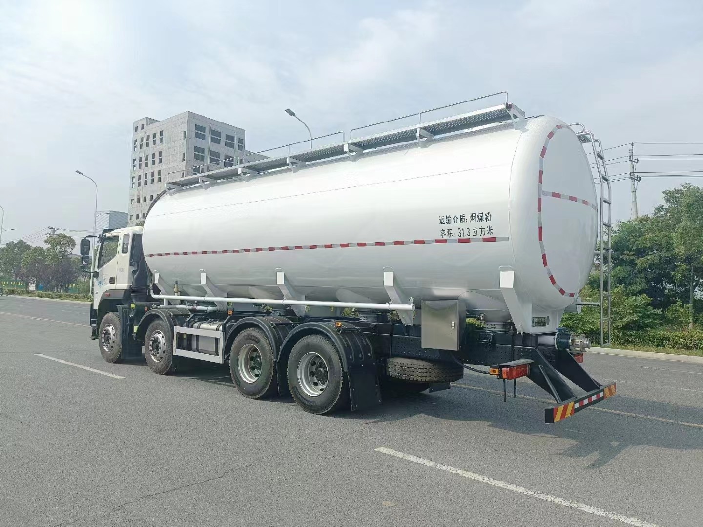 Air Conditioning Cab Euro3 or Euro4 Bulk Cement Transport Truck With Emission Standard