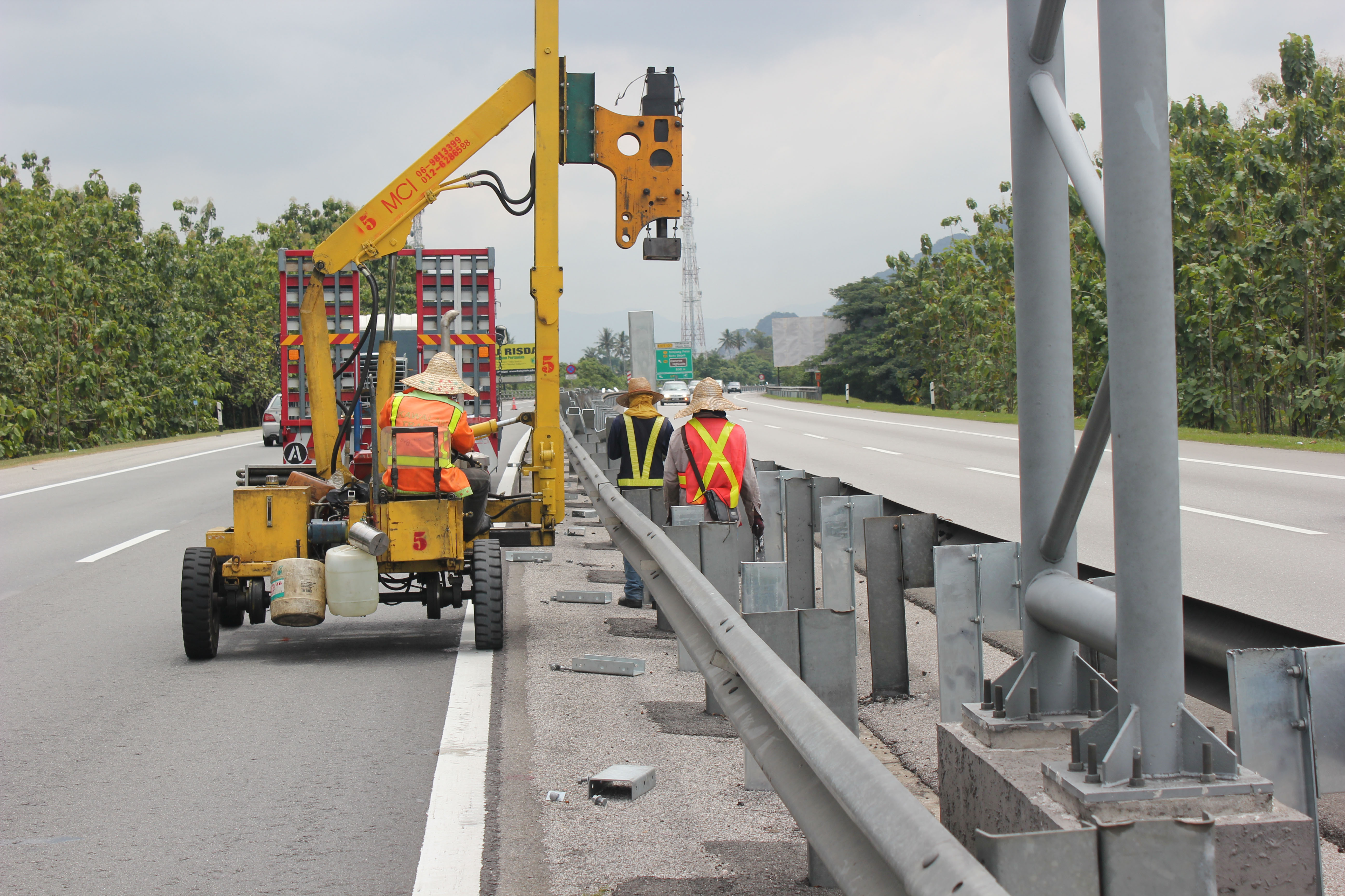 Galvanized Q235 Q345 W Corrugated Beam Metal Highway Guardrail