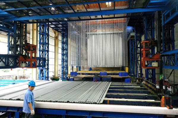 Company Vietnam 5000 Ton Anodizing Production Line Customized Voltage Large