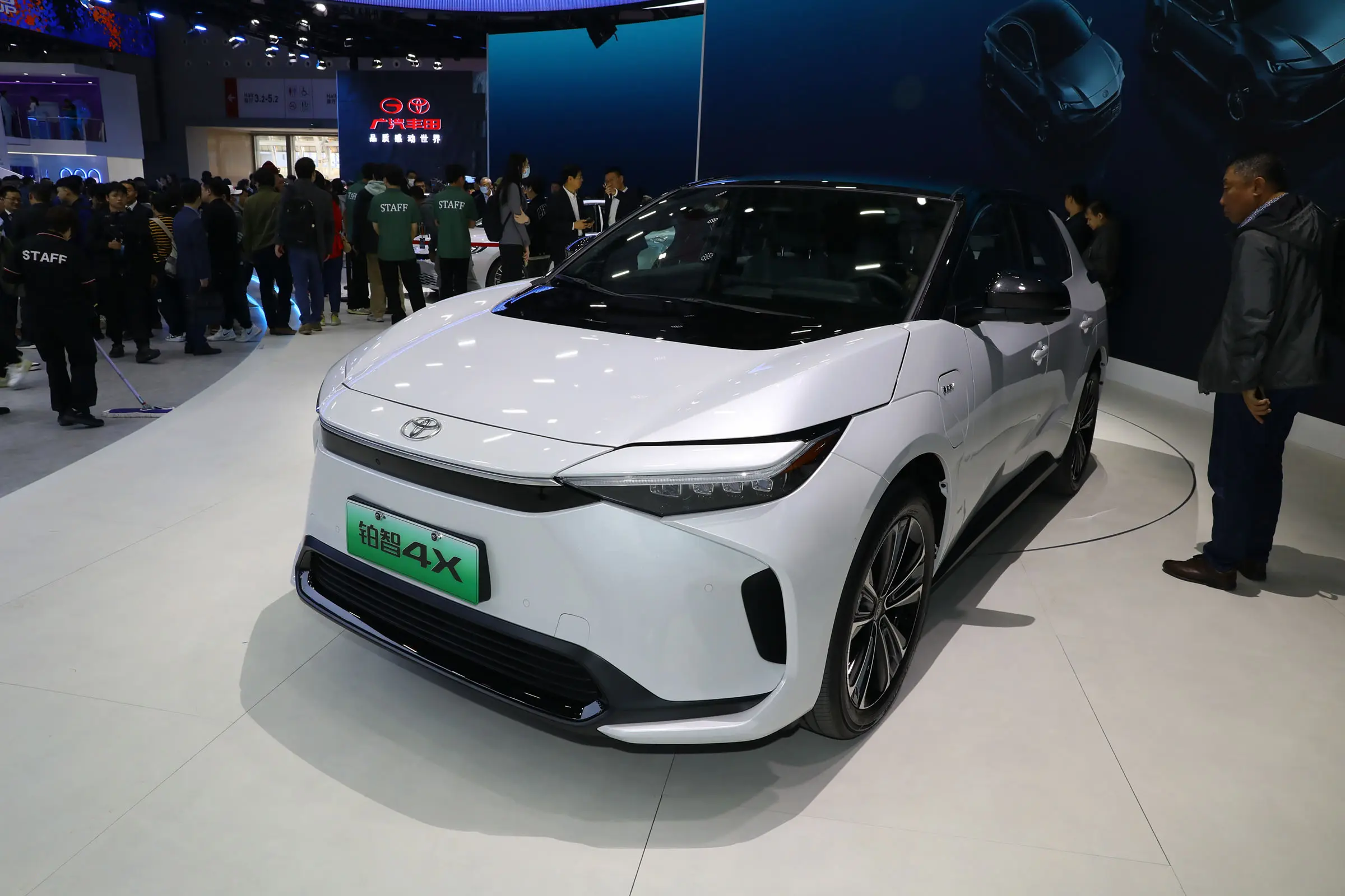 4690x1860x1650 Length Width Height GAC To-yota Bz4x Air Pro Max 2024 Electric 4WD SUV with 2850mm Wheelbase