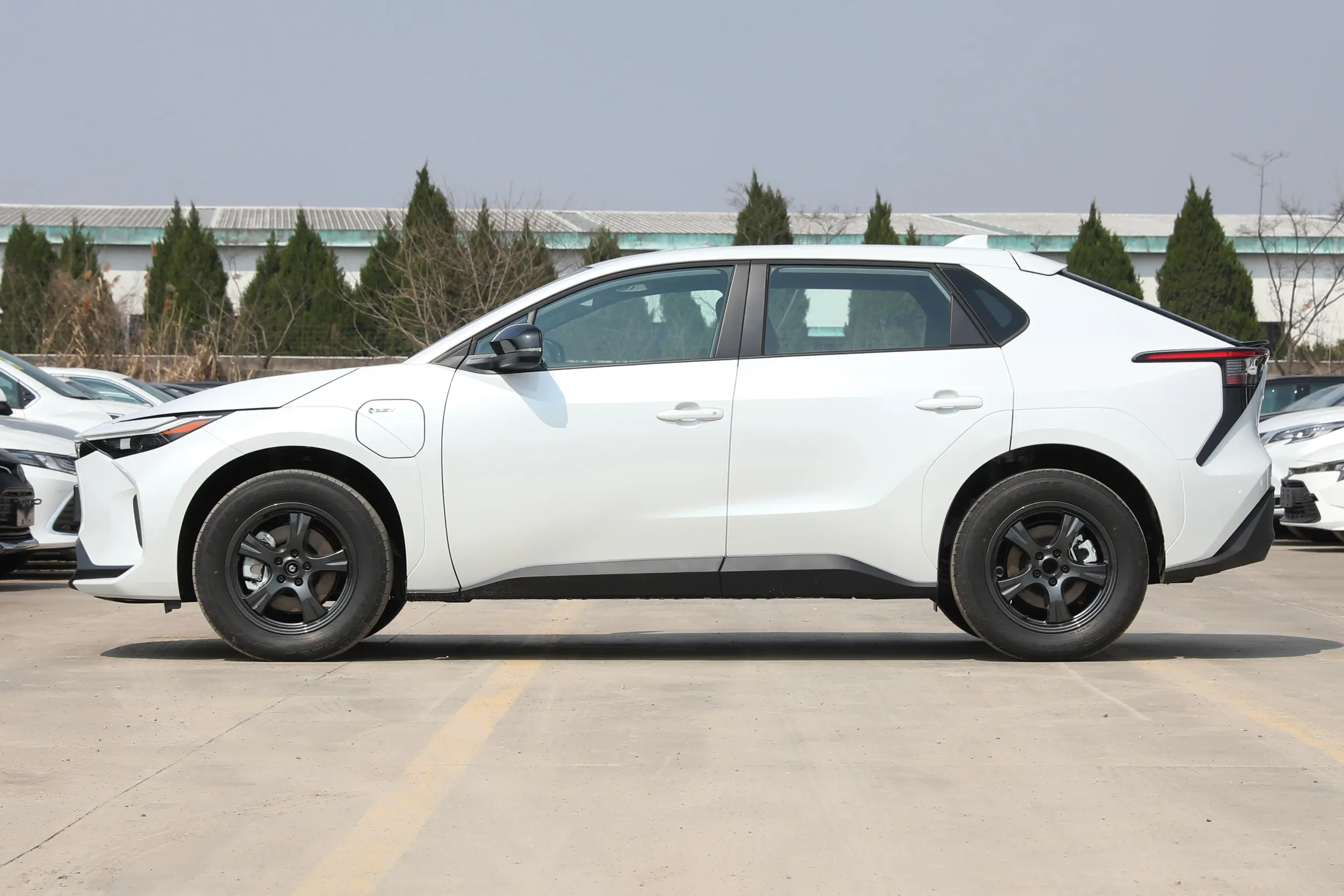 4690x1860x1650 Length Width Height GAC To-yota Bz4x Air Pro Max 2024 Electric 4WD SUV with 2850mm Wheelbase