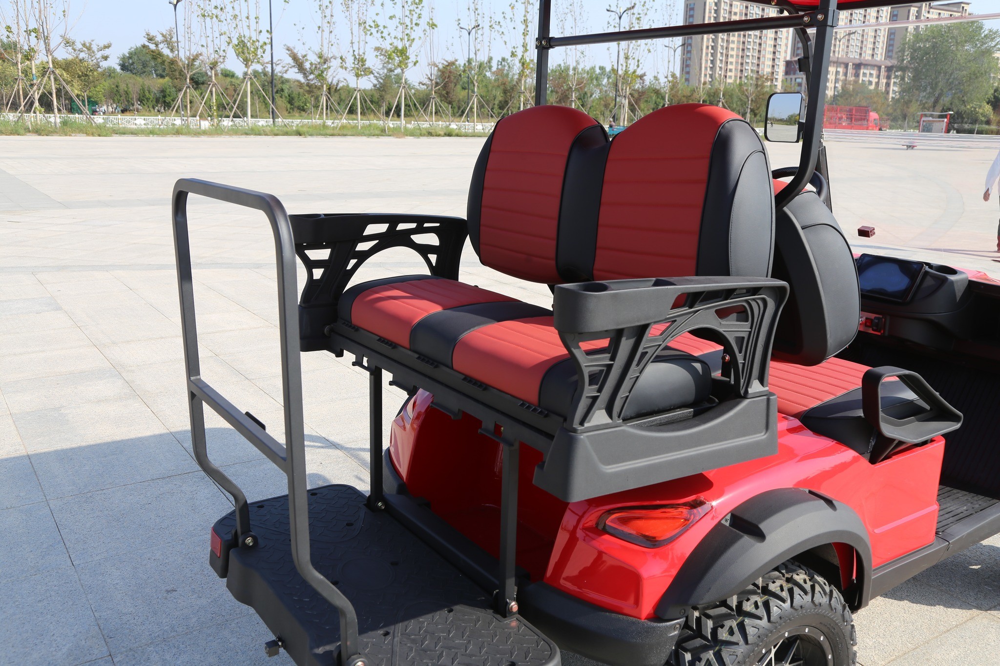 Peak Prestige Flagship Model Luxurious Four-Seater Electric Golf Cart Technological Luxury, Interior Aesthetics Ultimate Choice For Prestigious Travel