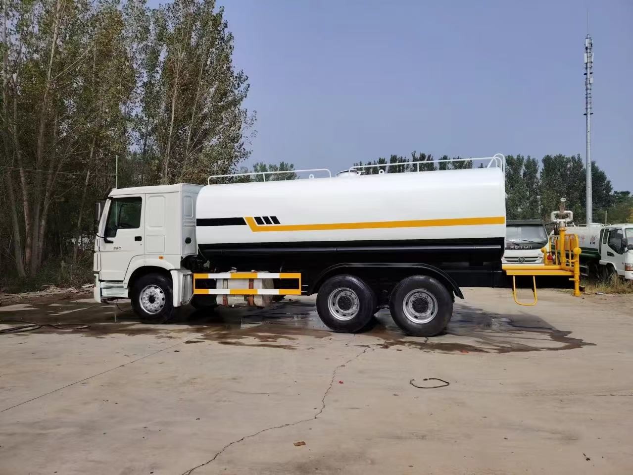 FAW Tank Watering Truck Dongfeng Sinotruk HOWO Shacman Road Sprinkler Sanitation Vehicle 20000/30000L 6X4 Heavy Duty Milk Tanker Drinking Water Truck