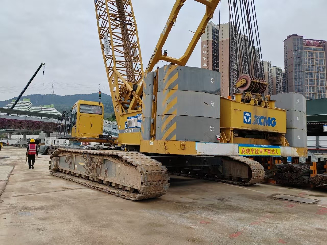 Used XGC150-1 150T Truss Arm Crawler Lifting Crane With High Power And Wide Application