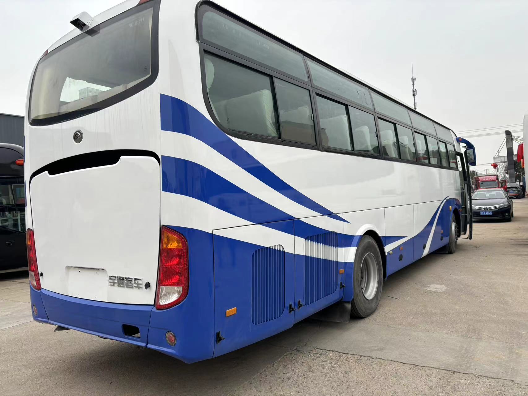 53 Seats Coach Buses in Equipped with AC and Euro 3 Emission Standard