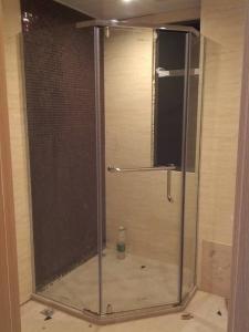 Quality Enclose Pivot Walk In Tempered Glass Shower Enclosure 8mm Glass Shower Cabin wholesale