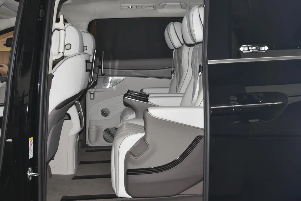 2023 Tengshi D 9 DM-i 970 All Wheel Drive 180km Plug-in Hybrid 7seat MPV with Brown Interior and Maximum Torque of 681Nm