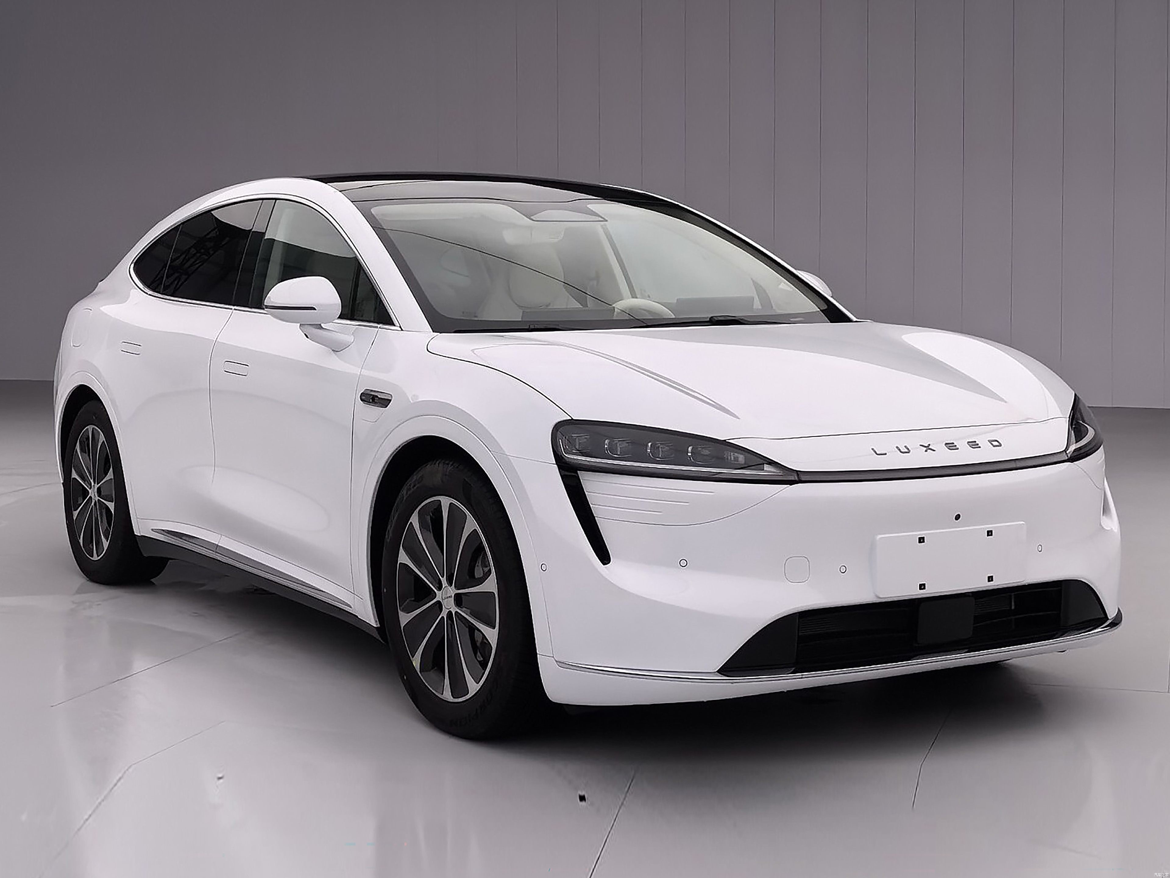 Huawei Luxeed R7 . China's most advanced smart car, with a pure electric range of up to 802KM! China's high-end electric car