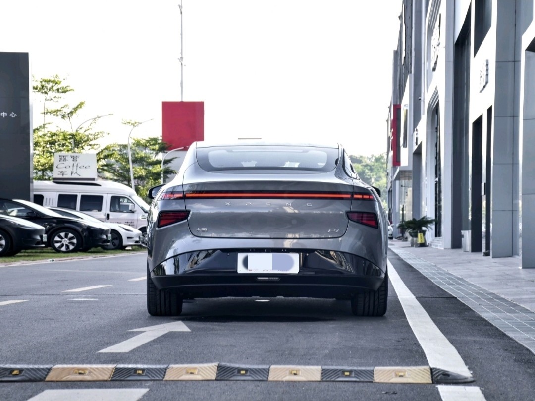 XPENG P7 EV NEDC Pure Charge 586KM 5 Door 5 Seater Sedan 196kw 360 Camera