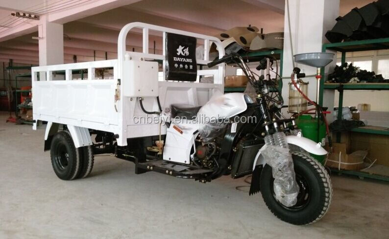 Motorized Driving Type 5 Wheel Tricycle with Cabin 200cc Water Cooling Heavy Carrying