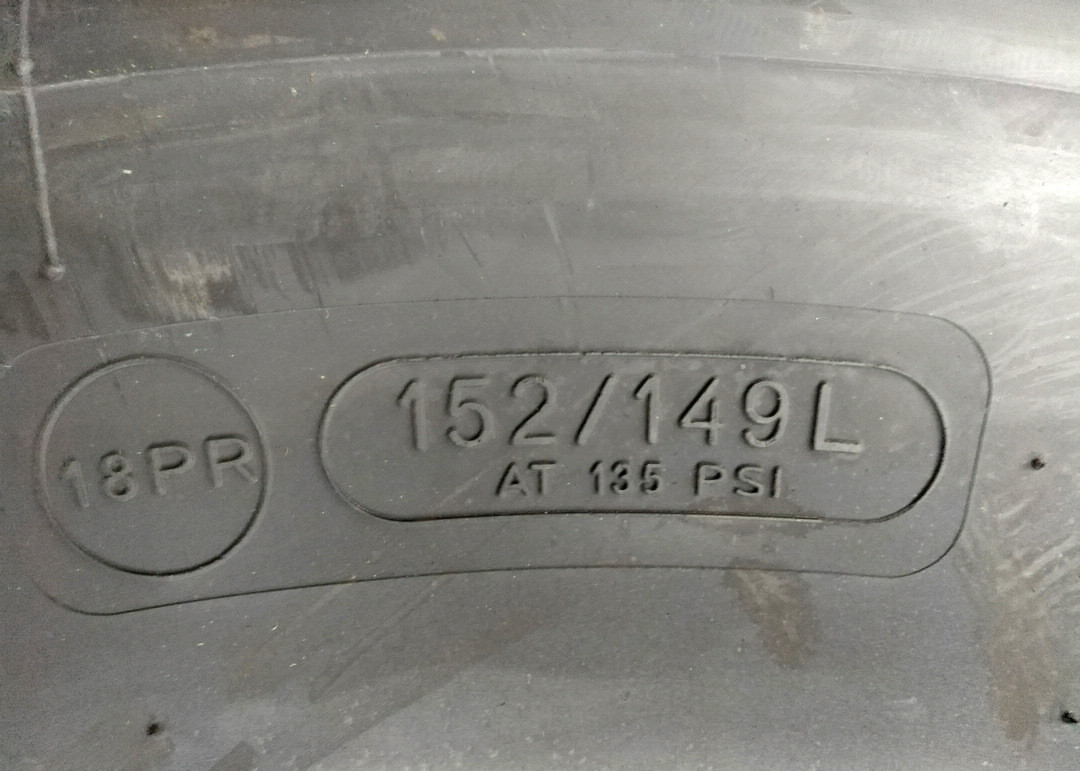 Black Appearance Highway Truck Tires 11R22.5 12R22.5 High Fuel Efficiency