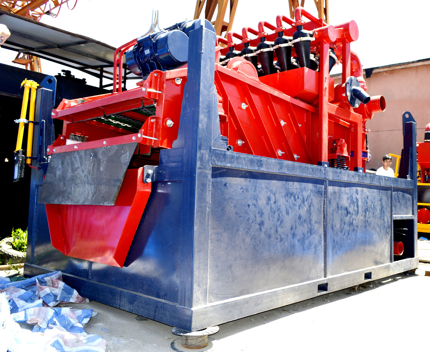 Compact Mud Recycling System with L3500*W2350*H2680mm Dimensions and Total Power 33 KW