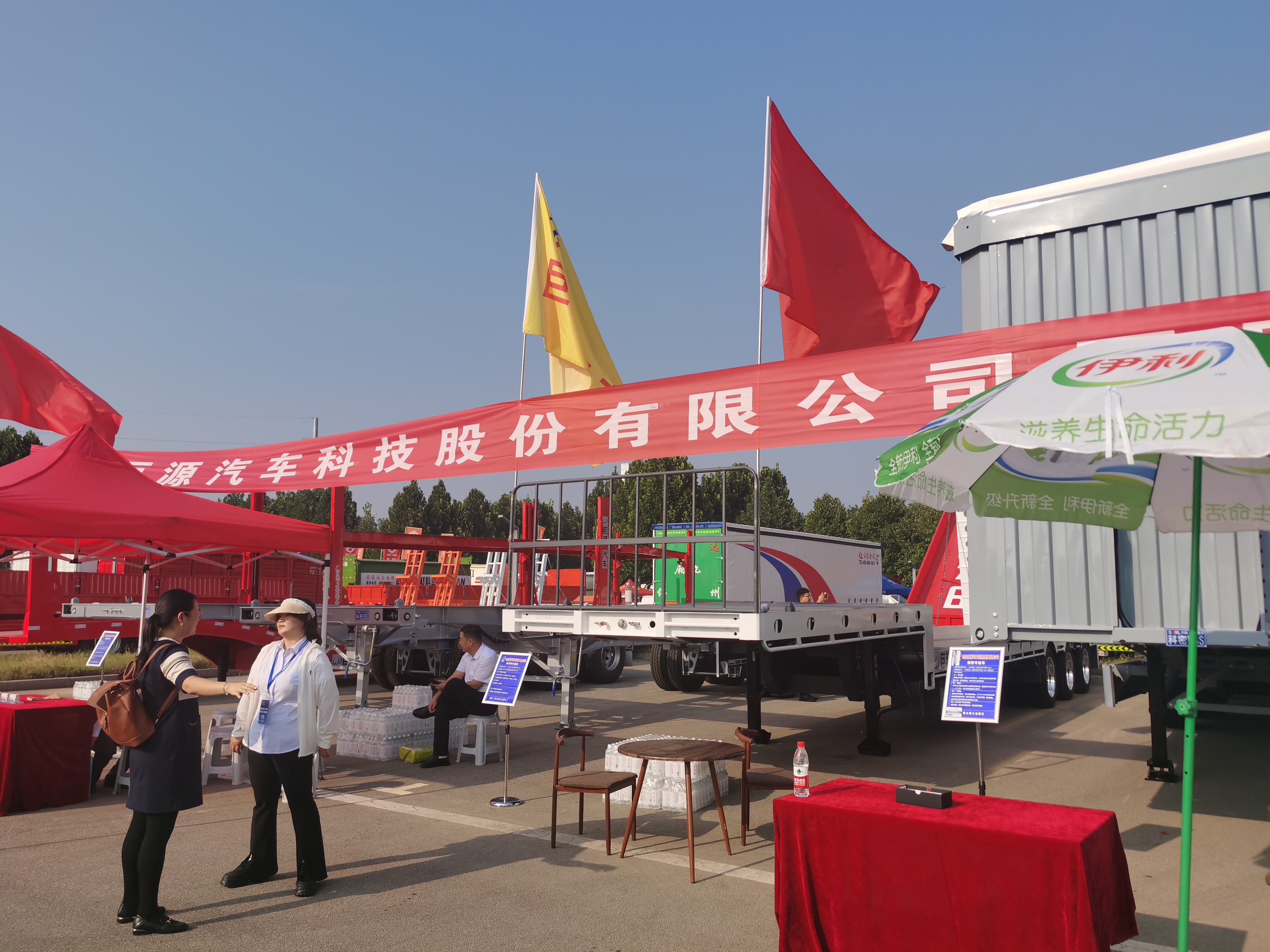 Max Payload 25001-30000 kg Tri-axle Canvas Cover Enclosed Cargo Box Trailer for Russia