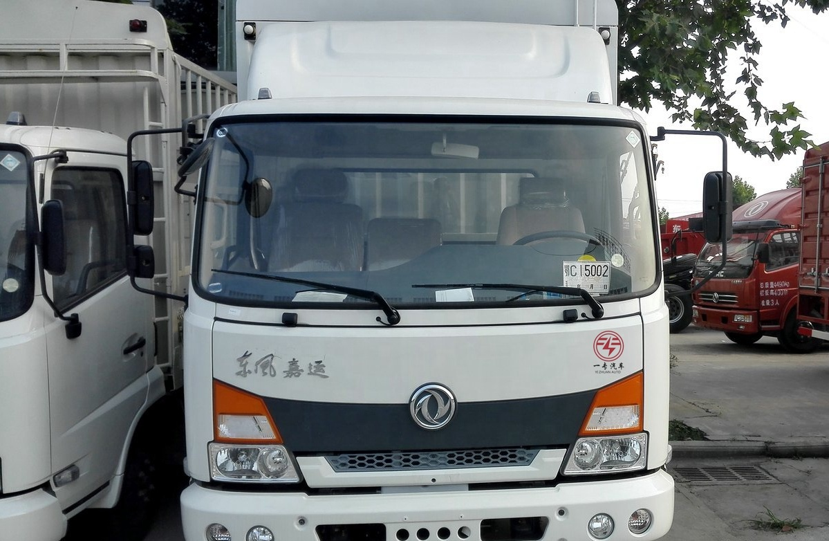 Small Warehouse Cangzha 88kw 4X2 Diesel Light Truck with Left Steering from Dongfeng