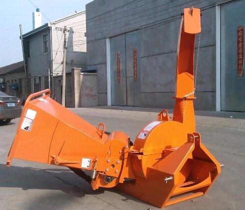 360 degree rotating discharge chute BX62 wood chipper, connection to tractor CAT
