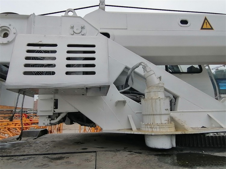 Used Zoomlion QY25V 20 Ton Wheeled Mobile Truck Crane with 3000-4000 Working Hours