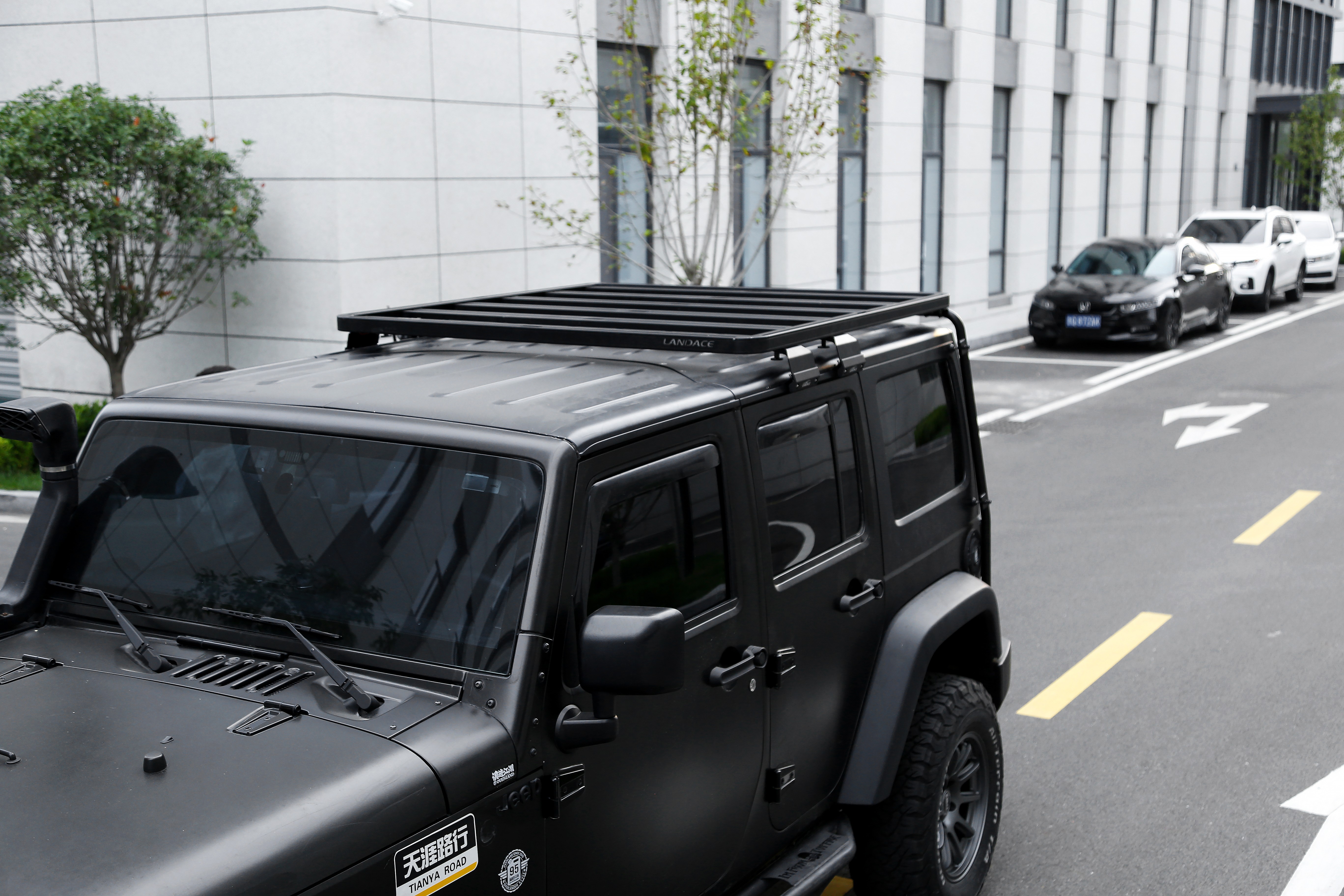 Black Aluminum Alloy Roof Rack Crossbar Platform for 2023 4x4 Wrangler JK Expand Your Storage Space
