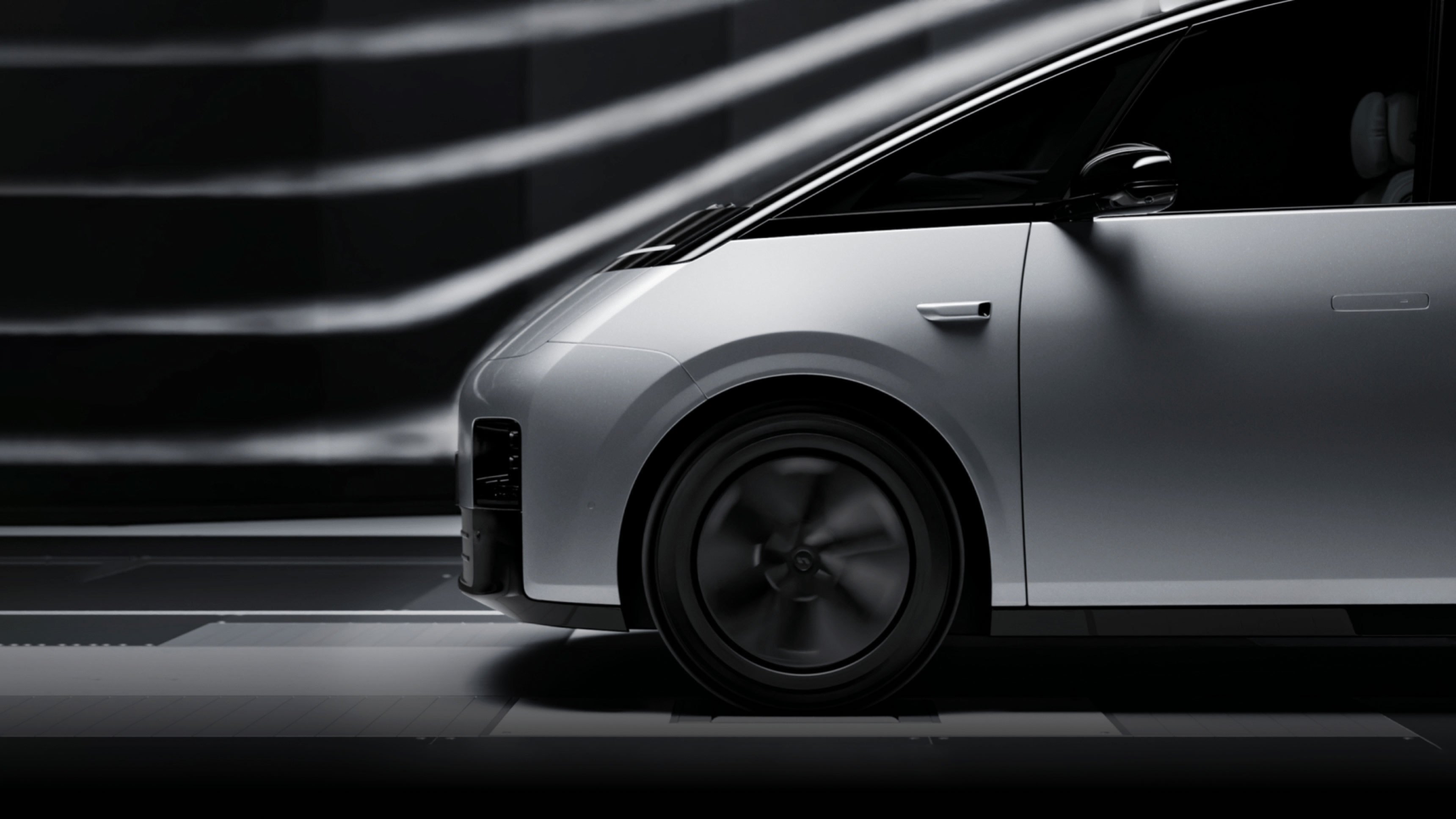 5350x1965x1850mm Electric Power MPV 5 Door 7 Seaters Li Xiang Mega 4WD New Energy Auto EV Car