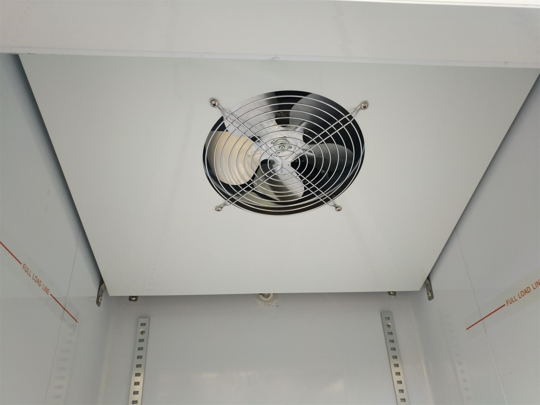 220V Voltage Upright Glass Door Freezer Digital Thermostat Air Cooling R290 Refrigerant