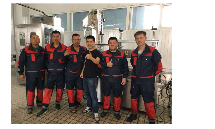 China Manufacturing Fully Automatic Round Bottle Self-adhesive Labeling Machine