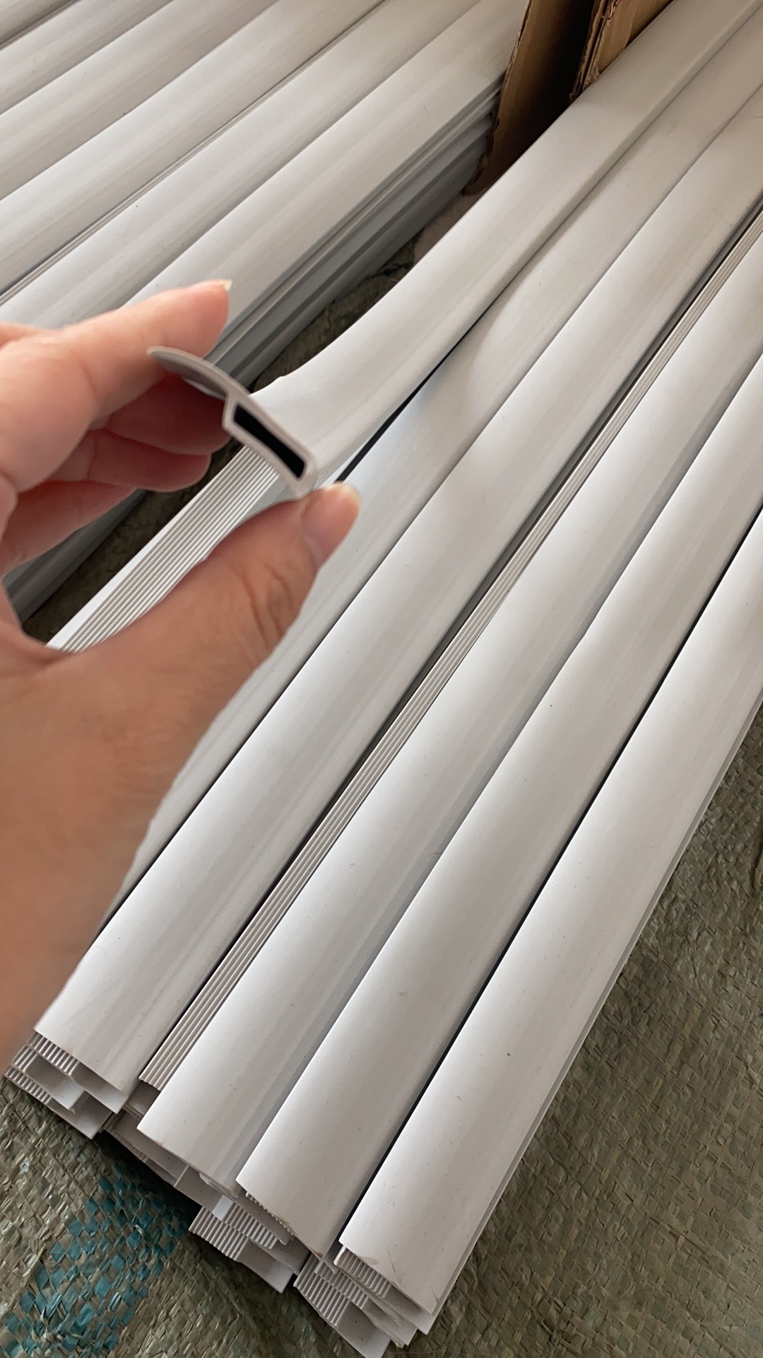 Cutting Service Offered Vinyl PVC Sheet Transition Strip for Easy Carpet Edge Finishing
