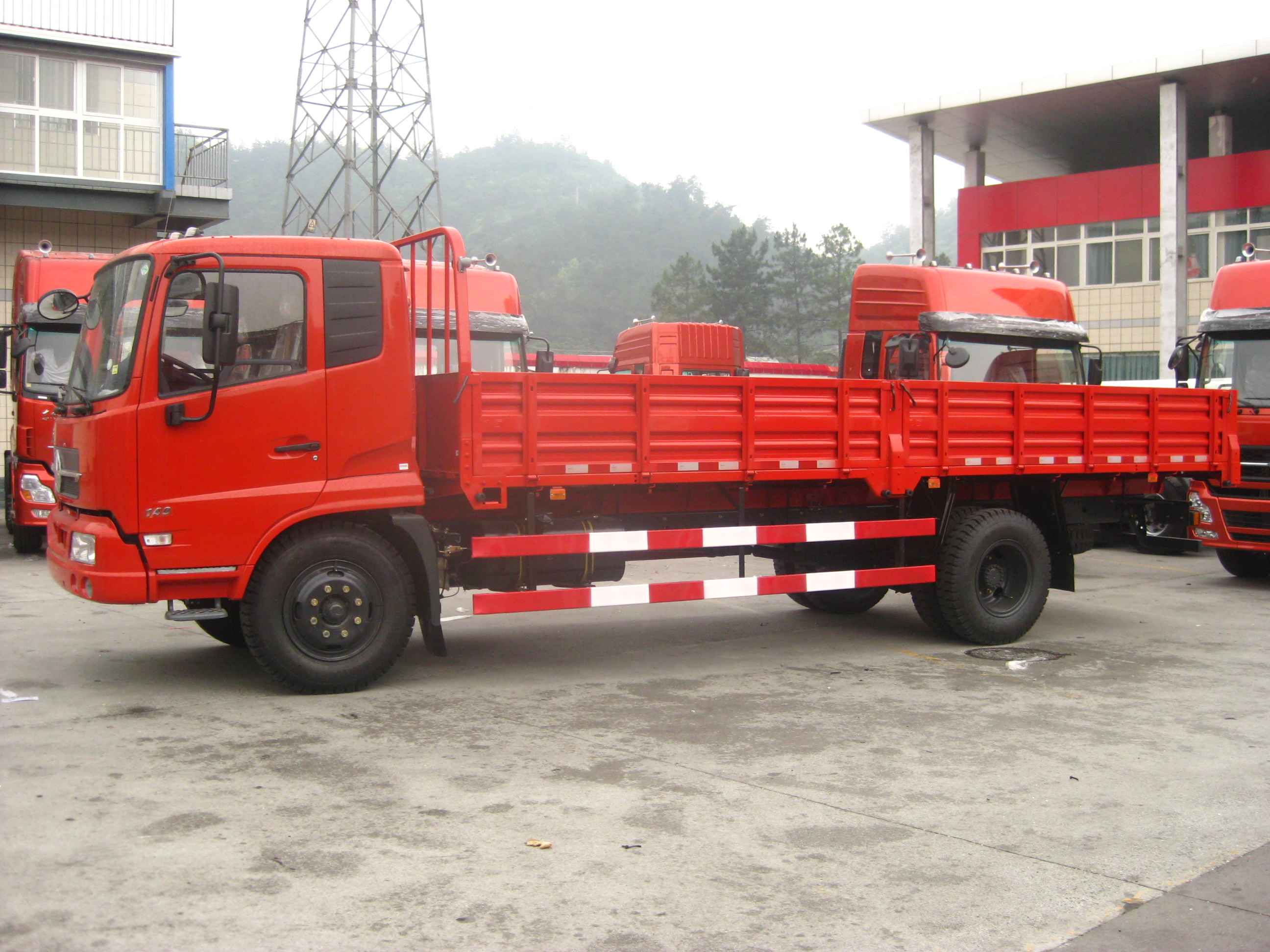 Dongfeng 4x2 8ton Medium Cargo Truck for Logistics Half a Row Seat and Manual Window