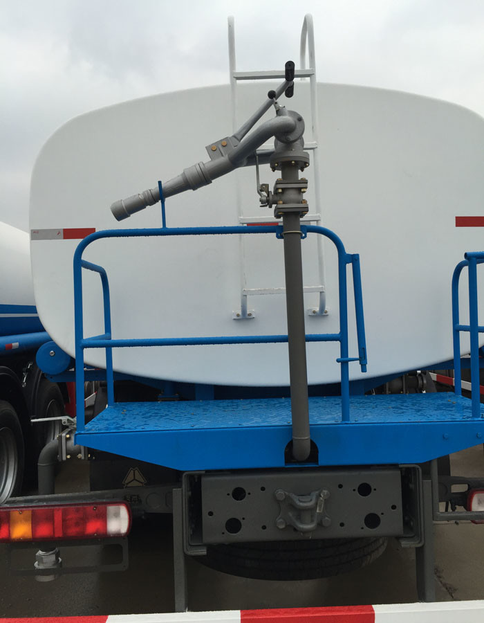 Sprinkling Truck 5 - 8CBM SINOTRUK HOWO Light Duty Truck Chassis For Road Flushing